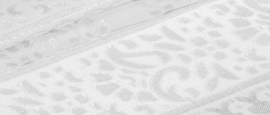 İpek kumaş, kar beyazı kumaş. Beyaz arka planda zarif çiçeklerin gölgeleri, Paisley 'nin fotoğrafı. Doku, desen, koleksiyon