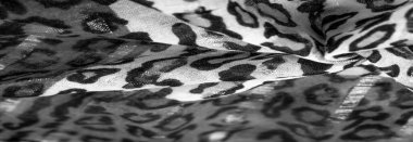 İpek kumaştan siyah beyaz leopar desenli. Leopar desenli hafif ipek senin tasarımına mükemmel uyacak, şık görünüyor ve kaba değil! Doku, arkaplan, desen
