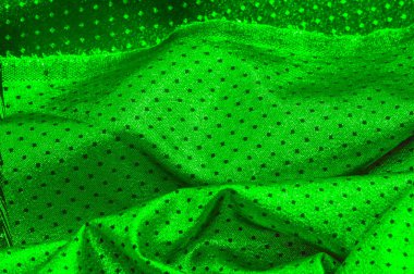 Küçük puantiyeli metalik parıltılı kumaş. Yeşil renk, çarpıcı bir metalik kumaş tasarımı ile bir sonraki etkinliğinizin ilgi odağı olacak. İnanılmaz pürüzsüz ve canlı bir parıltı sunacak.