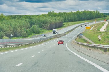 Otoyolda seyahat ederken doğanın güzelliğini hissedin. Resimli manzarada rahatlatıcı bir sürüş yapın. Rahatlamak ya da tatil için ideal bir yer..