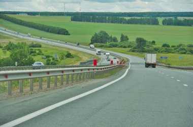 Doğada manzaralı bir yolculuğa çık. Çarpıcı orman manzaralı dolambaçlı yollar boyunca sür. Otoyoldayken doğal manzaranın güzelliğinin tadını çıkar..