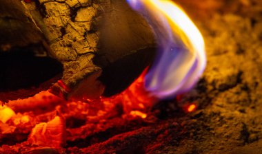 Şöminede yangın var. Peynir ve şarap klasik bir kombinasyon. Alevli şömineyi de yakarsan, hayatındaki güzel şeylerle dolu harika, rahat bir akşam geçirirsin.!