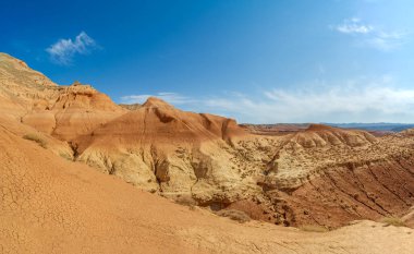 Boguty Kızıl Dağları 'nın görkemli güzelliğinin tadını çıkarın. Duyuları büyüleyen nefes kesen bir manzara. Doğanın güçleri tarafından yaratılan sessiz koruyuculara tanık olun..