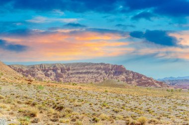Gün batımında Kızıl Dağların dingin güzelliğinin tadını çıkar. Büyüleyici ışıltıyı ve dağların sonsuz olasılıklarını yakalayın. Boguta 'nın sınırsız güzelliği seni büyülesin..