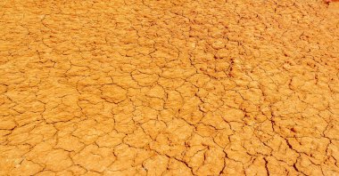 Boguty 'nin Kızıl Dağları' na kendini ayaklarının altındaki canlı dünyaya daldır! Doğanın ham gücüne tanık olun. Ateşli kırmızı kil güneş ışığında güneşlenirken, diğer dünyalardan gelen bir manzarayı ortaya çıkarıyor.,
