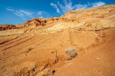 Red Boguty Dağları 'nın arkasında nefes kesici bir günbatımının tadını çıkar. Kendini doğanın ateşli başyapıtının güzelliğine daldır. Çölde dolaş ve hayallerinin gerçekleşmesine izin ver..
