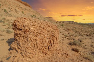 Kızıl Boguta Dağları 'nda çöl günbatımının güzelliğinin tadını çıkar. Güneşin, sivri tepeleri aydınlatan altın parıltısına tanık olun. Nefes kesen renkler ve manzaralarla büyülenirsin.