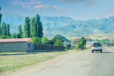 2021 05 07 Kazakistan Almatı bölgesi dolambaçlı dağ yollarında dolambaçlı bir yolculuğu keşfediyor doğanın güzelliğini ve eteklerin dinginliğini hissediyor. Daha az seyahat edilen yolda huzur ve sessizlik bulmak.