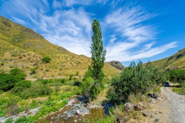 Doğanın hayranlık uyandıran güzelliğinin tadını çıkar. Nehrin kayalık kanyonda nasıl zarifçe aktığına bakın. Dağların kalbinde huzur bul..