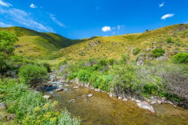 Kayalık kanyonda akan nehrin dingin güzelliğini hisset. Etrafını saran görkemli dağlara daldır kendini. Doğanın ruhuna getirdiği sükuneti ve huzuru hisset..