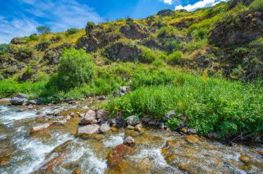 Doğanın hayranlık uyandıran güzelliğinin tadını çıkar. Nehrin kayalık kanyonda nasıl zarifçe aktığına bakın. Dağların kalbindeki huzur ve sükuneti hisset..