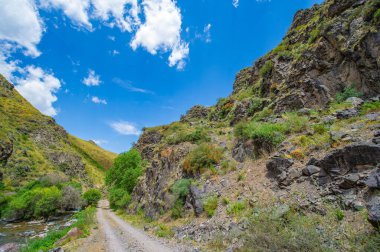 Off-road meraklıları ve macera arayanlar için ideal. Engebeli araziyi ve nefes kesici manzaraları keşfedin. Off-road sürüş yeteneklerinizi doğal ortamda test edin..