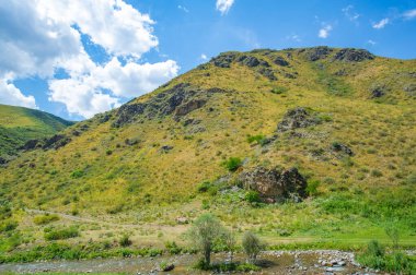 Doğanın güzelliğinin huzurunu hisset. Nehrin kayalık kanyonda nasıl dolaştığına bakın. Kendini görkemli dağ manzarasına daldır..