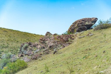 Off-road meraklıları için ideal. Zorlu arazide sürmenin heyecanını yaşayın. Resimli dağ manzaralarını keşfetmek.