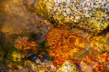 Bir dağ deresinin sükunetini hisset. Doğanın çağlayan şelalelerinin güzelliğini keşfedin. Akan suyun rahatlatıcı melodisine hayran ol. Kendini doğanın harikalarına bırak..