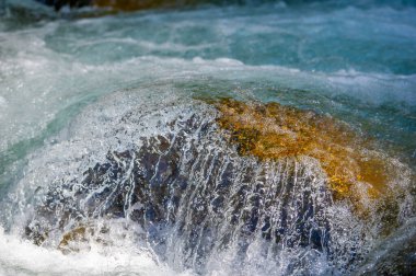 Bir dağ deresinin büyüleyici melodisini hisset. Kendini yemyeşil bir manzaraya daldır. Doğanın serenatına hayran ol..