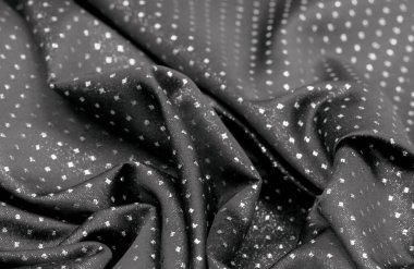 Küçük puantiyeli metalik parıltılı kumaş. Siyah. Bazen bir kumaş eklemeniz gerekir, bizim ipeklerimiz gibi..