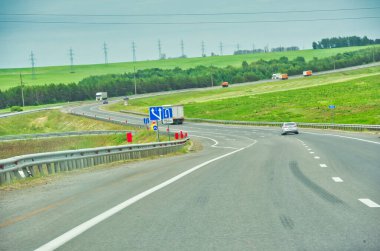 Bu manzaralı otoyolda giderken doğanın güzelliğinin tadını çıkarın. Ormanda huzurlu ve rahatlatıcı bir yolculuğun tadını çıkar. Yol boyunca uzanan uzun ağaçlara hayran kal..