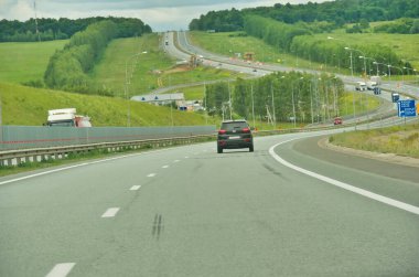 Doğada manzaralı bir yolculuğun tadını çıkar. Otoyol boyunca uzanan görkemli ağaçların güzelliğinin tadını çıkar. Seyahatiniz sırasında huzurlu bir ortamın tadını çıkarın..