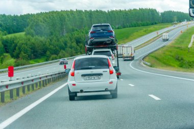 Doğada manzaralı bir yolculuğun tadını çıkar. Nefes kesen manzarada gezinmek. Yol boyunca uzanan görkemli ağaçların güzelliğinin tadını çıkar..