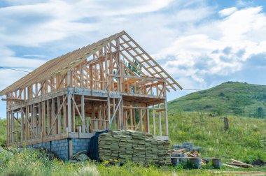Geleneksel bir evle dağlarda yaşamanın güzelliğini yaşayın. Kapınızın önünde nefes kesici manzaralar ve huzurlu bir ortam var. Yüksek kaliteli yapı malzemeleri dayanıklılığı sağlar
