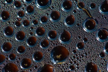 Su kabarcıklarını andıran eşsiz buhar damlası tasarımı kahve veya çay demlerken görsel olarak çekici ve rahatlatıcı bir etki yaratarak sıcak içeceklerden zevk almanın genel deneyimini geliştirir.