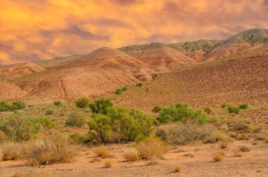 Gün batımında Boguty Kızıl Dağları 'nın nefes kesici güzelliğinin tadını çıkar. Gün batımında dağların üzerinden çarpıcı renk oyununa tanık olun. Doğanın başyapıtı alevli portakalın gölgelerinde canlanır.