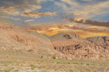 Gün batımında Kızıl Dağlar 'ın nefes kesici güzelliğinin tadını çıkarın. Kendinizi Boguty' nin çöl vahasının dinginliğine bırakın. Hayal gücünüz vahşileşsin ve büyüleyici yolculuğunuzdan büyülenin.