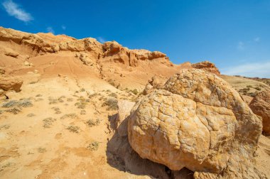 Gün batımında Red Bogut Dağları 'nın çarpıcı güzelliğinin tadını çıkarın. Doğanın ilahi büyüsü bu harika yere özel bir tılsım veriyor..