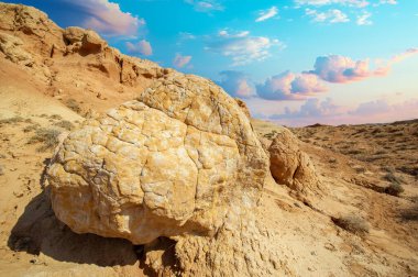 Red Boguty Dağları 'nın arkasında nefes kesici bir günbatımının tadını çıkar. Çölde dolaşın ve doğanın ateşli başyapıtına tanık olun. Çöldeki rüyaların güzelliğinin tadını çıkar..