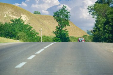 2021 05 07 Kazakistan Almaty bölgesi. Dağ eteklerine doğru manzaralı bir sürüş yapın. Yol boyunca nefes kesici manzaraları keşfet. Doğanın ve dağlardaki vahşi yaşamın tadını çıkar..