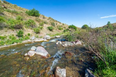 Kendinizi bir dağ nehrinin doğal güzelliğine daldırın. Doğanın sükunetini ve sihrini hisset. Dağların kadim enerjisini ve mucizesini tecrübe et..