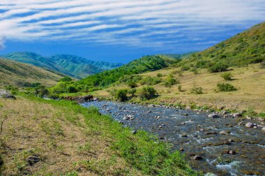 Kendini doğanın güzelliğine ver. Bir dağ nehrinin büyüsünü tecrübe et. Bırak akan suyun rahatlatıcı sesi zihnini ve ruhunu rahatlatsın..