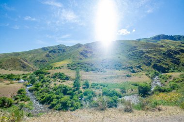 Doğanın sükunetini ve güzelliğini hisset. Nehrin kayalık kanyonda nasıl zarifçe aktığına bakın. Kendini dağlık arazinin çarpıcı manzarasına daldır..
