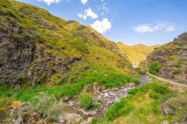 Doğal manzaraların dingin güzelliğinin tadını çıkar. Nehrin kayalık kanyonda nasıl zarifçe aktığına bakın. Kendini görkemli dağ manzaralarının kalbine daldır..