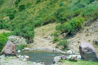 Doğanın sükunetini ve güzelliğini hisset. Kayalık kanyondan akan nehri izle. Etrafını saran dağların görkemli manzarasının tadını çıkar..