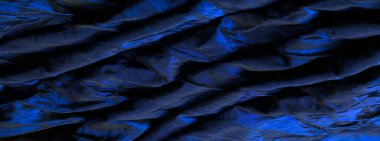 Mavi kumaş. Bu klasik mavi ipek shantung 'u gördüğünüzde, onu ele geçirmek isteyeceksiniz. Çok çeşitli çizgileri olan lüks ve basit bir malzeme. Tasarımınız için mükemmel bir seçim.