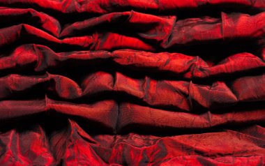 Kırmızı kumaş. Yüksek kaliteli kaliteli kırmızı ipek kumaşı temsil ediyor. Bu mükemmel orta boy ipek kumaş zarif bir kumaşa ve güzel bir parıltıya sahip. Bu senin yaratıcılığın için mükemmel bir malzeme..