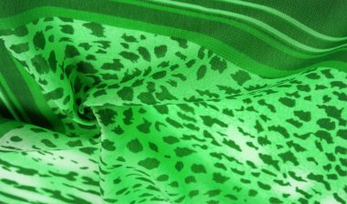 Yeşil-beyaz çizgili ipek kumaş, Afrika tarzı zebra derisi. Tasarımcı için, tasarımın taslağı, dekoratörün çevresi. Arkaplan dokusu koleksiyonu