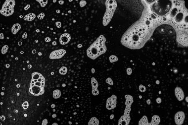 Lüks ve rahatlatıcı bir köpük banyosu yap. Güçlü bir bulaşık deterjanıyla hiç zorlanmadan temiz tabaklar. Siyah bir yüzeydeki beyaz köpüğün görsel kontrastının tadını çıkarın..