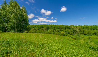 Bahar tarlaları kırsal bölgeleri sarar. Dik yamaçlı, derin ve dar bir vadi. Doğal olarak yükseltilmiş bir arazi, bir dağ kadar yüksek ya da sarp değil..