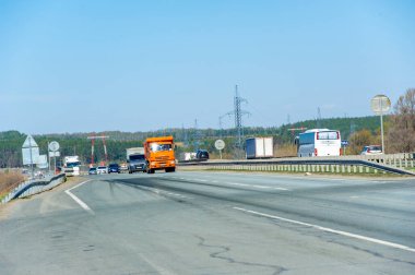 Ağır kamyonların bakımını ve güvenliğini sağlayın. Sürücüler hız limitlerine ve trafik kurallarına uymak zorundadır. Hareket ederken kaymasını ya da düşmesini önlemek için yükü düzgün bir şekilde emniyete alın.