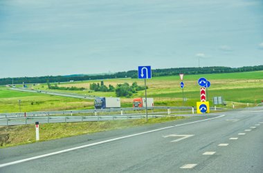 Güzel manzarada manzaralı bir yolculuğun tadını çıkar. Otoyol boyunca seyahat ederken doğanın sükunetini hissedin. Yol boyunca uzanan görkemli ağaçların nefes kesici manzarasına hayran kaldım..