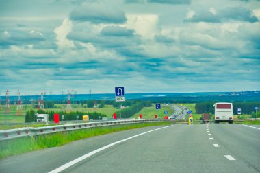 Doğanın güzelliğinde manzaralı bir yolculuğun tadını çıkar. Ağaçların çarpıcı manzarasıyla otoyolda dolaşın. Etrafındaki ağaçların sükunetini ve ihtişamını hisset..