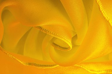 Dalgalı boruları olan sarı ipek organza. Kumaşın kenarındaki sınır. Soyut arkaplan. doku deseni. İpek organzanın narin bir açık dokuması vardır. Dalga arkaplanı. Boşluğu kopyala