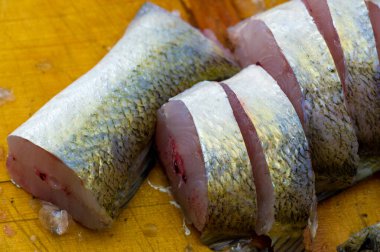 Balık yemek için hazır. Bunlar, hem denizde hem de tatlı suda yaşayan soğuk kanlı omurgalılar. Birçok yenilebilir balık türü mükemmel besin kaynaklarıdır..