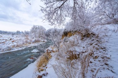 Nehir kışın donar. Kış beni düşündürüyor. Güneş daha sonra doğup daha erken batarken nehirde geçirebileceğiniz saatler kısalıyor..