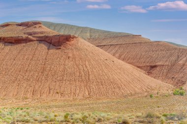 Red Boguty Dağları 'nın nefes kesici güzelliğini tecrübe edin. Gün batımını izle. Gökyüzünde çarpıcı bir renk oyunu yaratıyor. Büyüleyici anları yakala