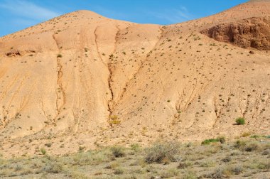 Boguty 'nin Kızıl Dağları. Gün batımında dağların dinginliğini içine çek, sonsuz olasılıklar ve sınırsız güzellikler hakkında hikayeler fısıldayan büyüleyici bir parıltı yayar..