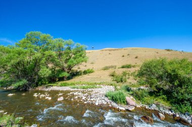 Dağ nehrinin görkemli güzelliğini hisset. Akan suyun fısıldadığı hikayeleri dinle. Eski büyü ve mucizelerle dolu bir maceraya atılmak..